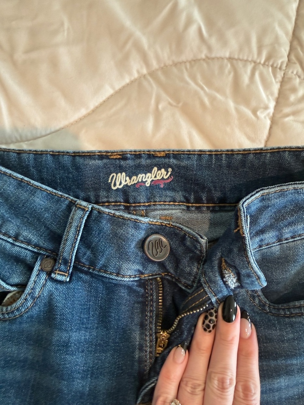 Wrangler Two-Tone Wide-Leg Jeans in Dark Blue - Picture 2 of 5